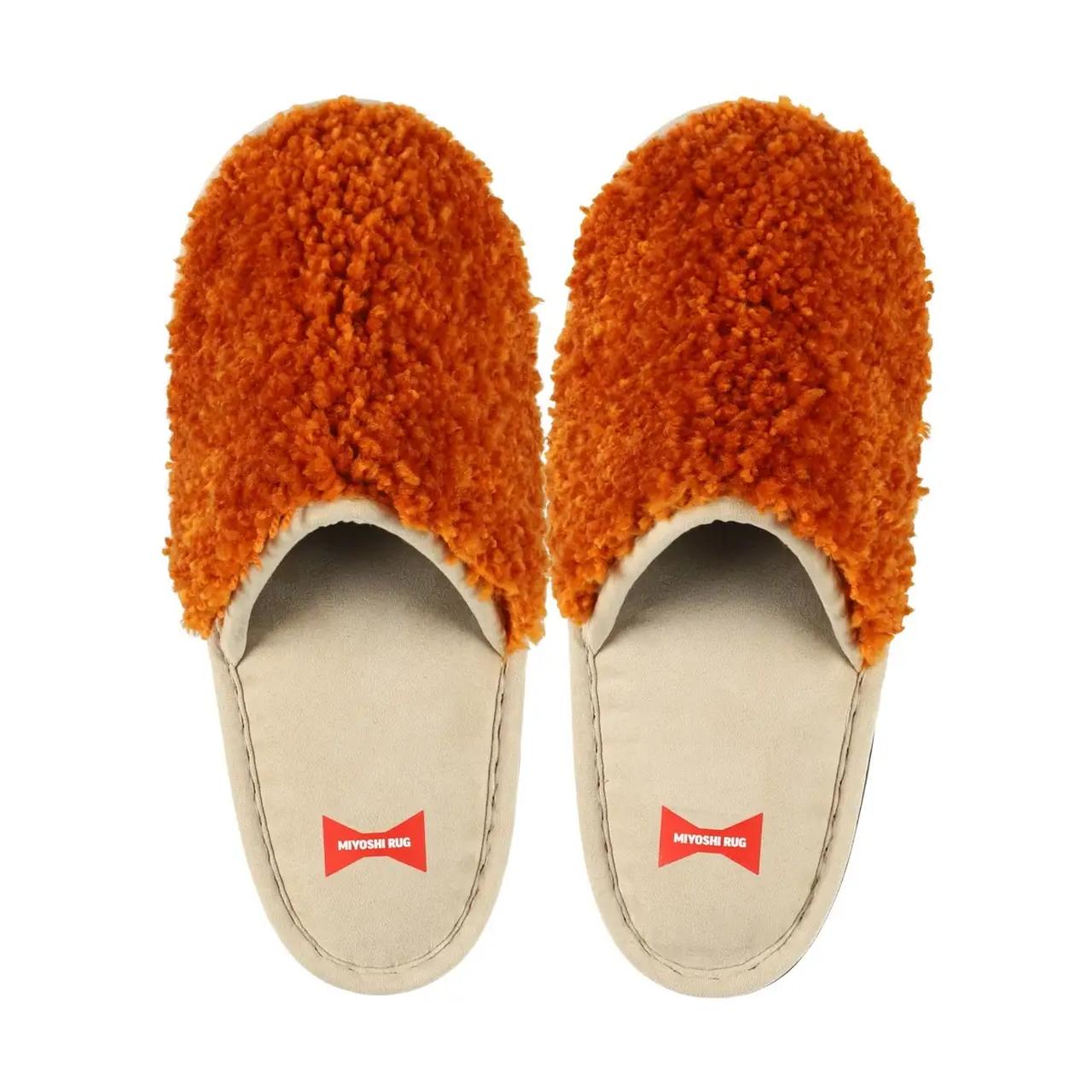 画像: 【商品名】ファミチキ × MIYOSHI RUG　ルームシューズ 【価格】7,000円（税込7,700円） 【予約期間】2025年9月23日（火）10:00～2025年10月6日（月）23:59 【お渡し日】2026年1月頃 【内容】人気のハンドメイドラグブランド「MIYOSHI RUG(ミヨシラグ)」とのコラボによって誕生した、見た目も履き心地も抜群なファミチキルームシューズ。ファミチキのロゴやカラーをあしらった遊び心たっぷりのデザインで、おうち時間をより楽しく彩ります。ファミチキの袋をイメージした専用のポーチ付きです。