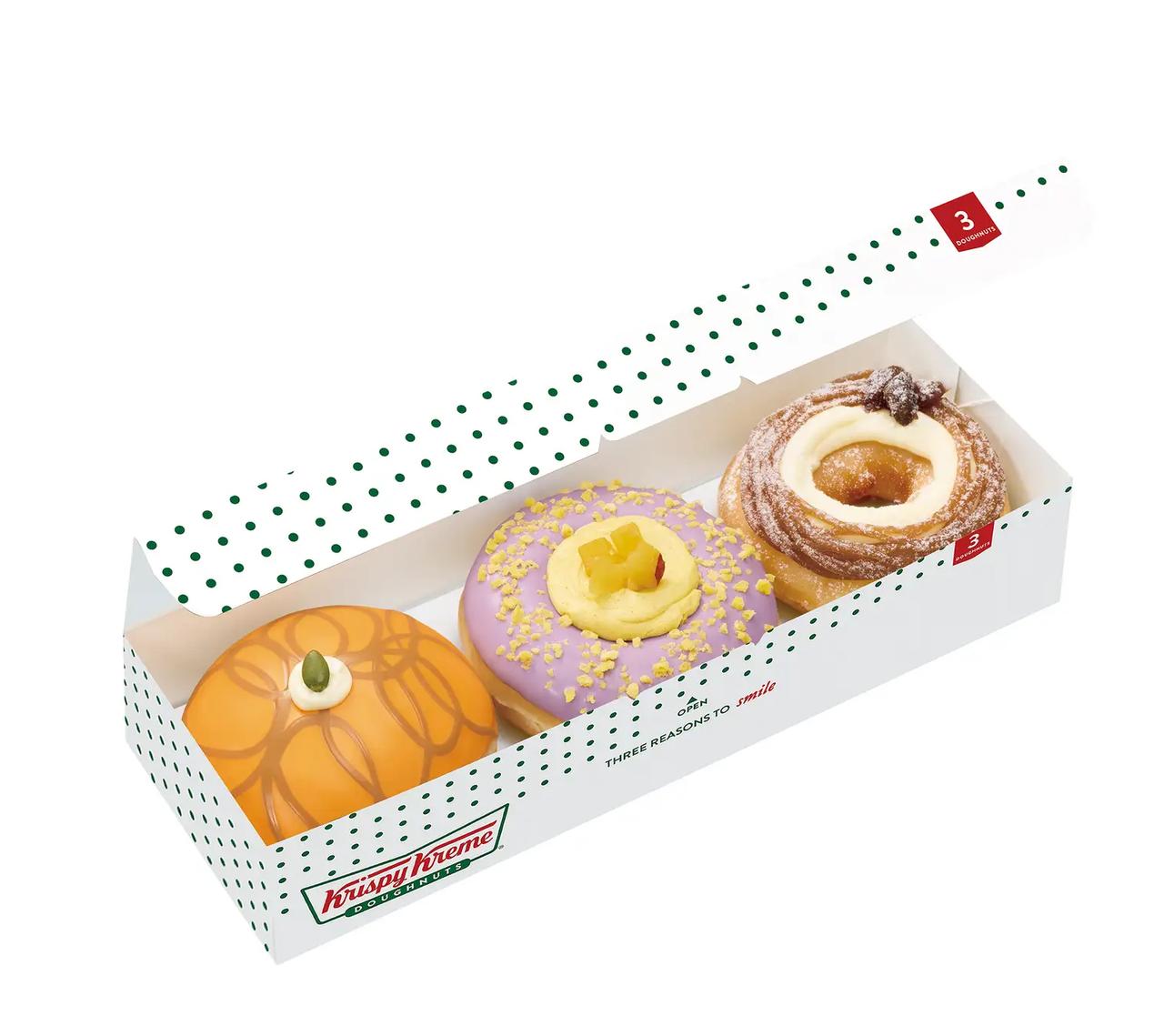 画像: 『オータム ボックス（3個）』 【販売期間】2025年9月10日（水）～10月上旬予定 【販売価格】1,058円（イートイン1,078円） キャラメル パンプキン プディング、スイート ポテト タルト、モンブラン クリーム。