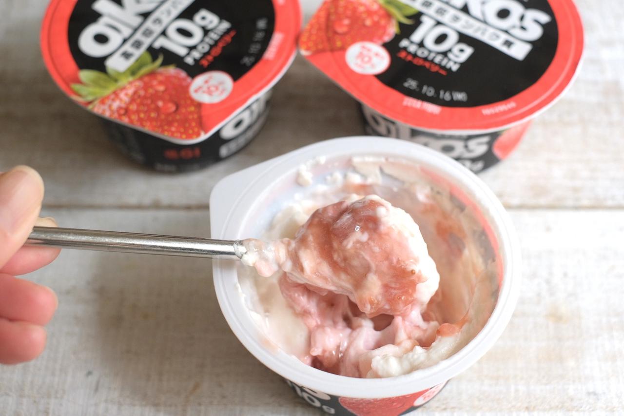 画像: オイコスならではのこっくりとした濃厚なヨーグルトにぴったりなストロベリーのソースは甘みと酸味のバランスが◎とろりとしたソースがヨーグルトとの相性抜群です。