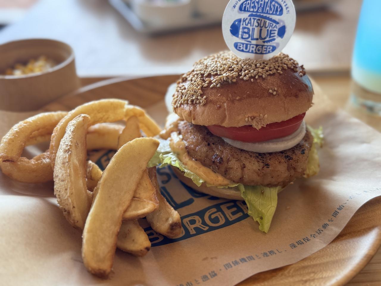 画像: フィッシュ照り焼きバーガー ポテト、オニオンリング、ドリンクセット付き1650円税込