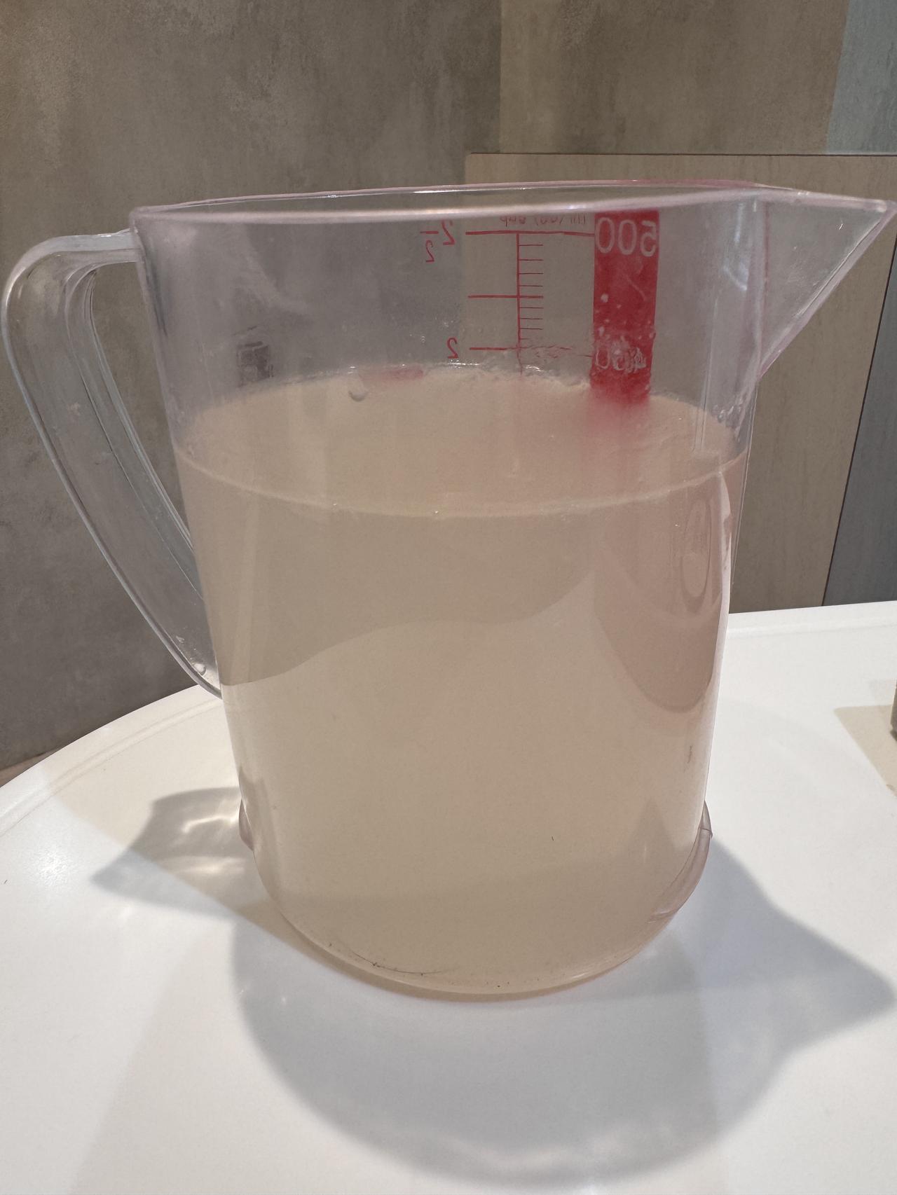 画像: 透明だった液が、老廃物により濁ります。