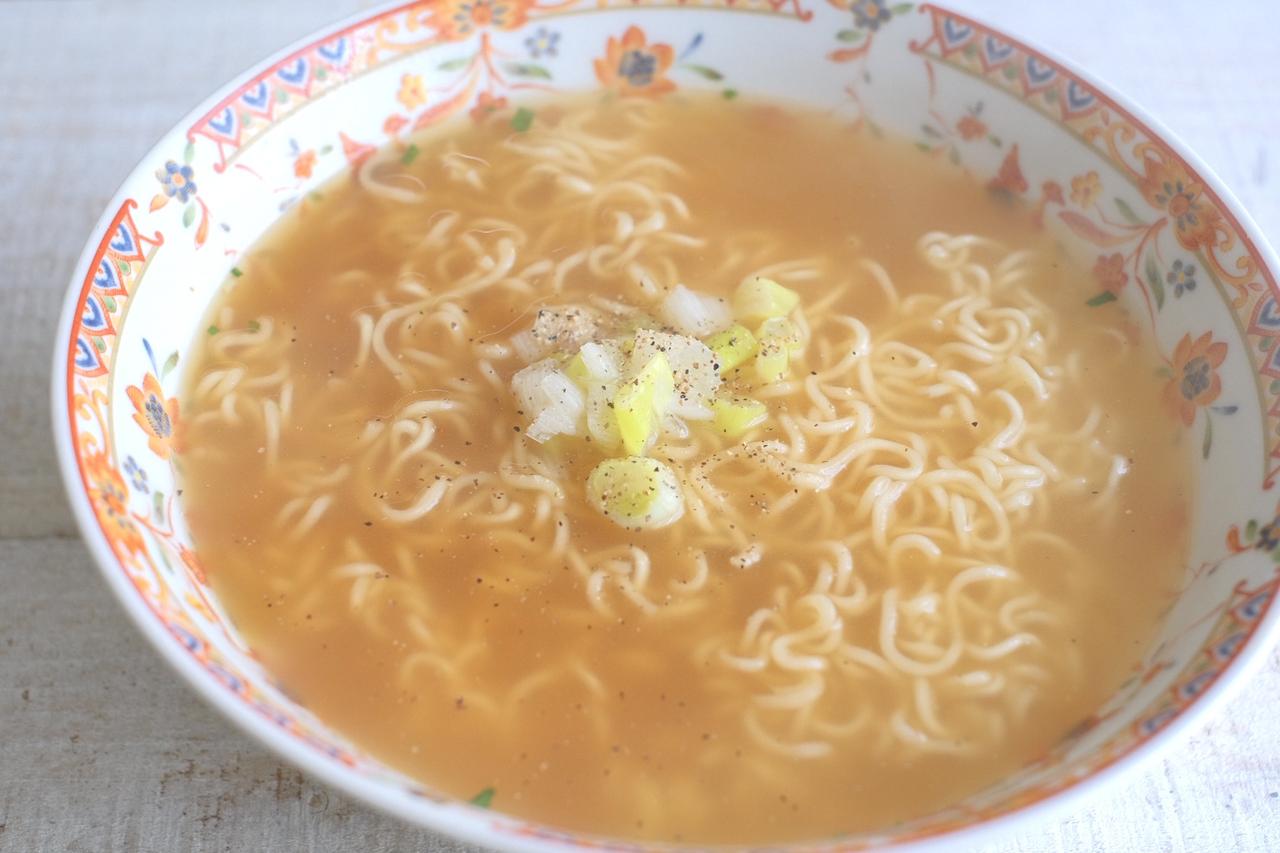 画像2: 【試食レポ】岡崎体育が念願?の「チャルメラおじさん」に!!「エッホエッホ」で話題の曲を本人歌唱。ラッパを吹いてご満悦。明星 チャルメラ 新CM「伝えなきゃ篇」全国で放映中