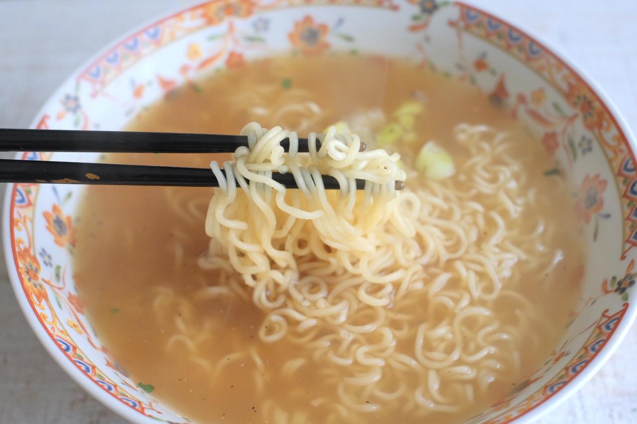 画像3: 【試食レポ】岡崎体育が念願?の「チャルメラおじさん」に!!「エッホエッホ」で話題の曲を本人歌唱。ラッパを吹いてご満悦。明星 チャルメラ 新CM「伝えなきゃ篇」全国で放映中