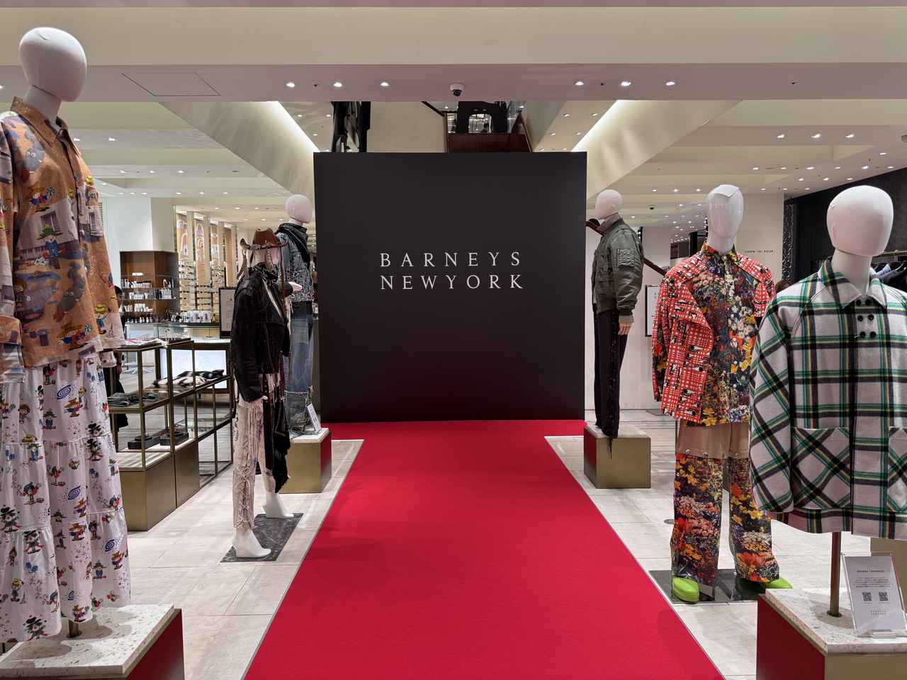 画像: リニューアルオープンを記念したウィンドウディスプレイ・限定ノベルティ