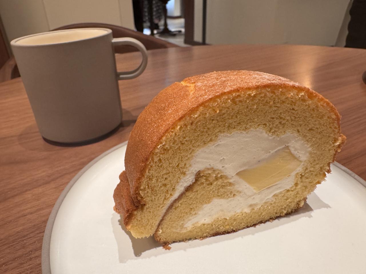 画像: パティシエイチオシのプリンロール　¥648(税込) 和三盆のやさしい⽢みが広がる、うるち⽶を使⽤したふんわりもちもちの⽣地。中に深いコクと⽢みの御養卵プリンを閉じ込めて、しっとりと焼き上げました。