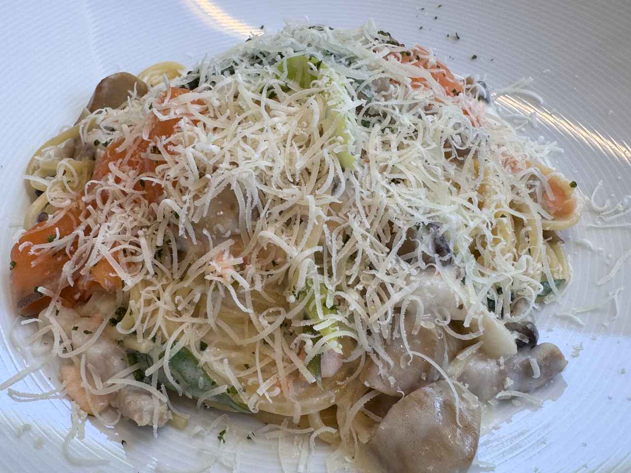 画像: クリームソース1700円＋サーモン400円＋茸200円＋九条ネギ100円