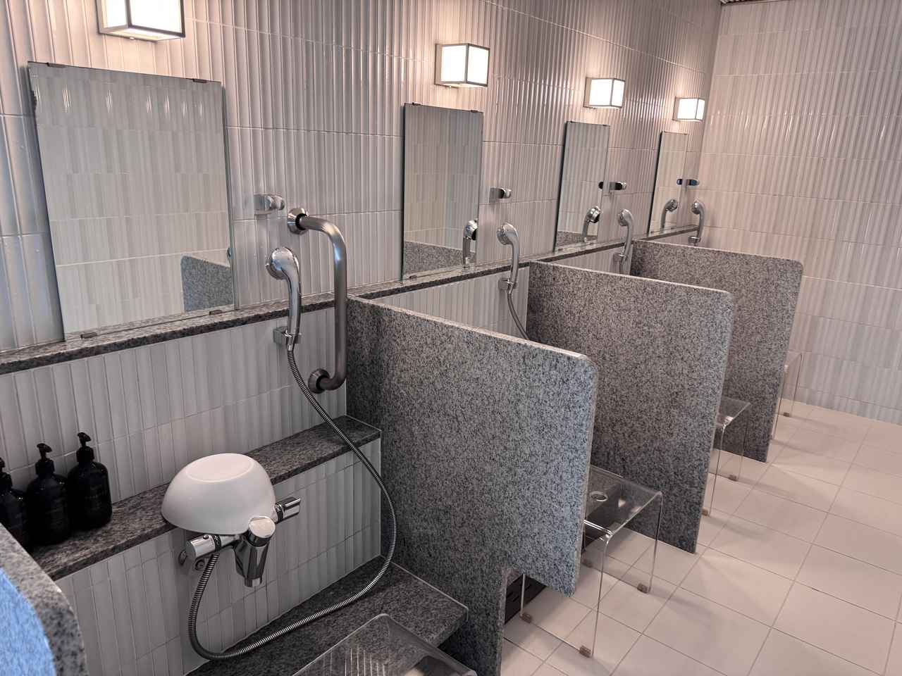 画像: 女性用の浴室