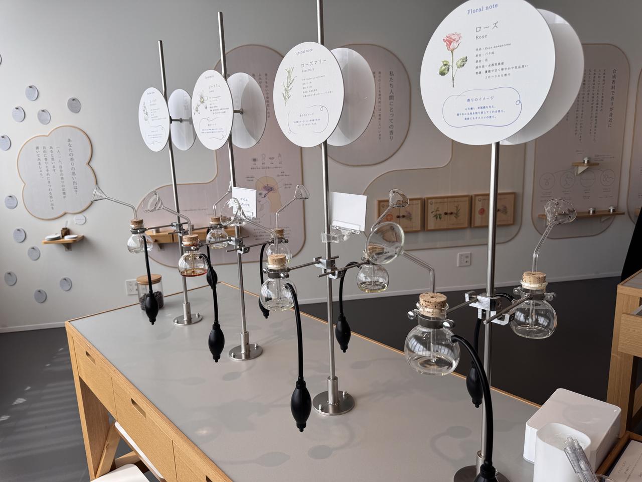 画像: 気になる香りを実際に試すことも！