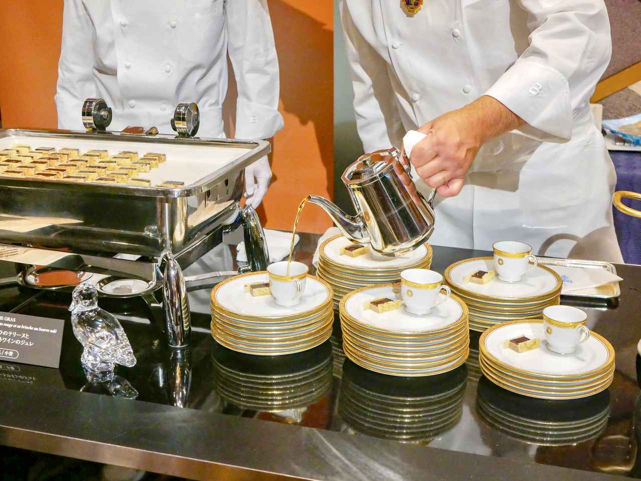 画像: トゥールジャルダン東京「琥珀色に煌めく幼鴨のコンソメスープ」