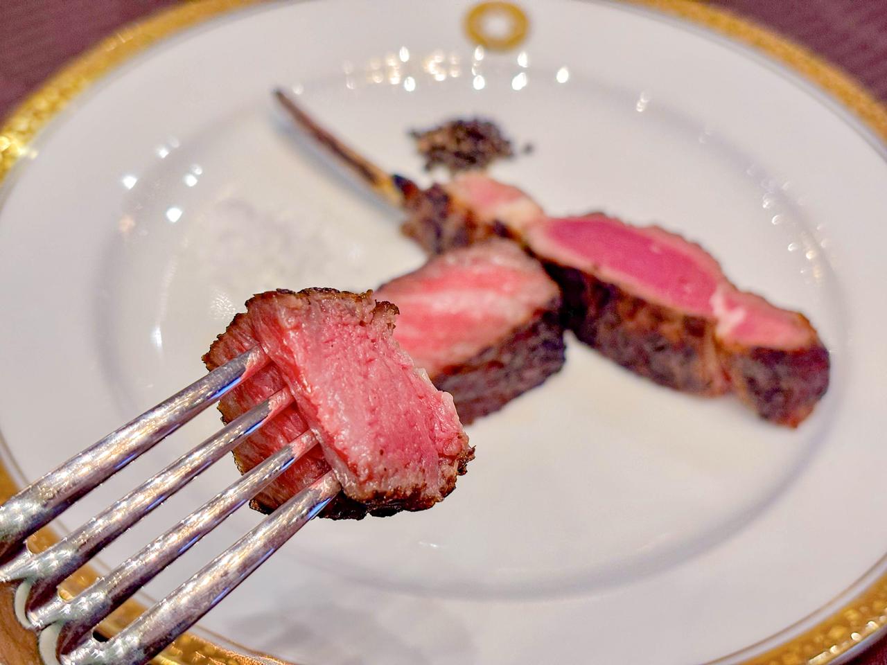 画像2: 炭火と薪火で仕上げる「黒毛和牛と仔羊のグリル」