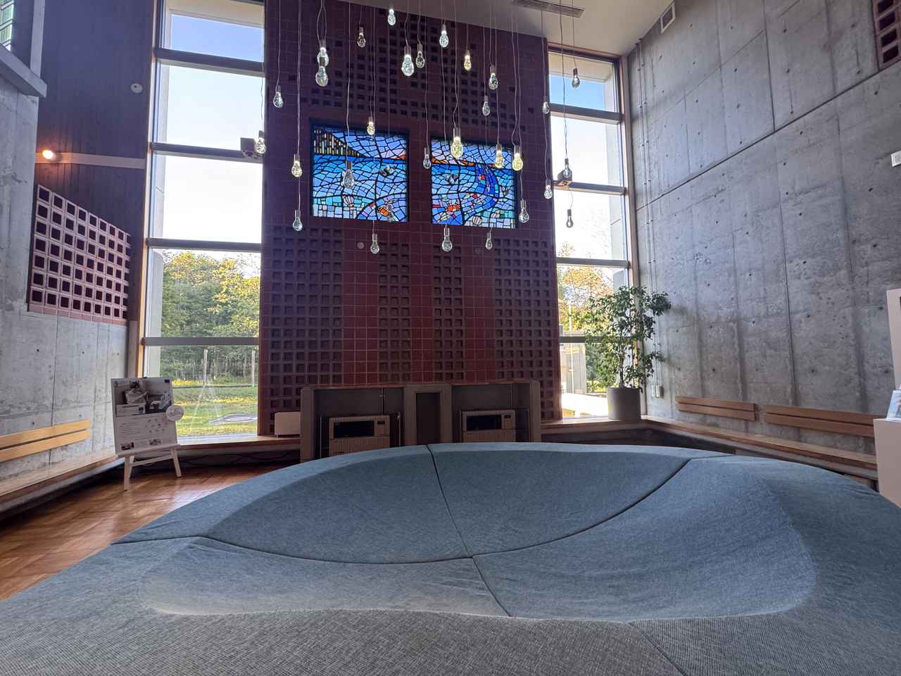 画像: ️【ギャラリー】５メートルの屋根型天井が印象的な展示空間