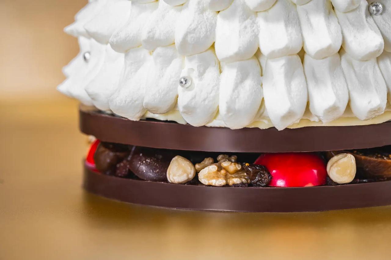 画像: 幹に見立てたチョコレートにちりばめられたドライフルーツやナッツ