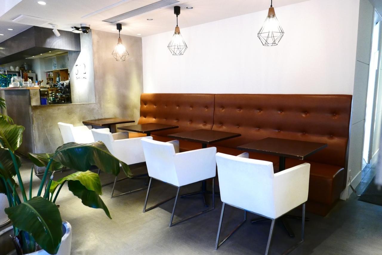 画像1: ナチュラルモダンな内装が心地よい店内|開放的なテラス席は特に人気