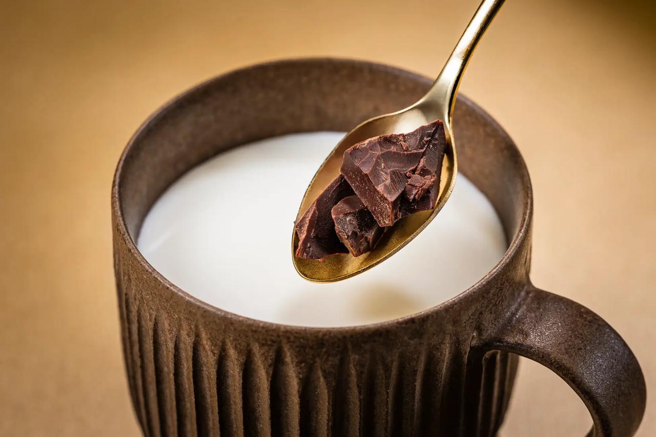 画像: チョコレートは砕いてホットチョコレートにも