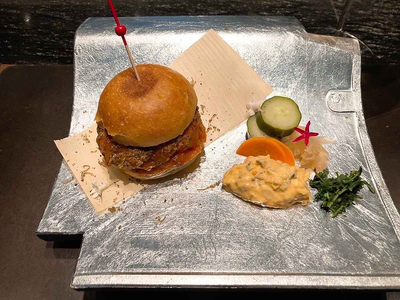 画像: お皿は店内のアートにも使われる瓦なんだそう!