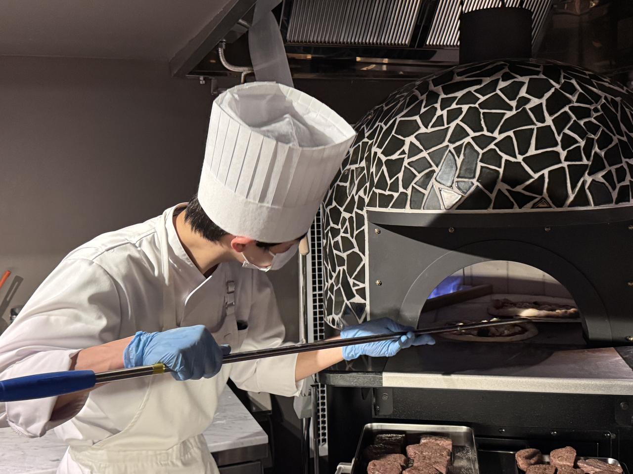 画像: 「FUDO」のシンボルな石窯は、400℃を超える高温での調理が可能