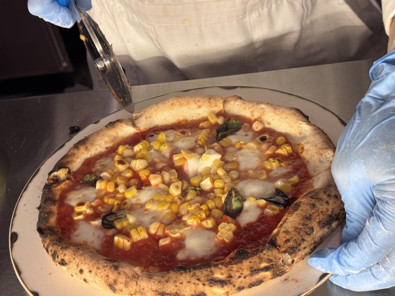 画像: もちもちで少し厚めのナポリ風生地