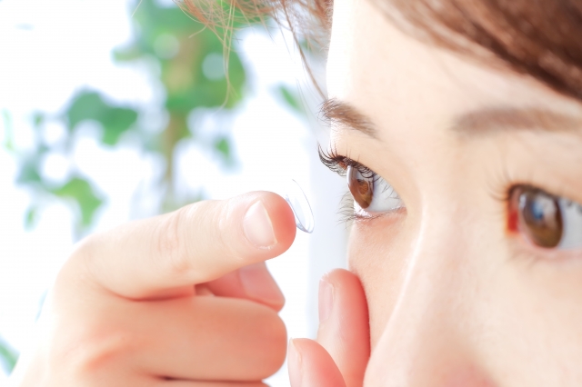 画像: 就活の証明写真でラメ等のメイク、カラコンは避けましょう！ ※イメージ