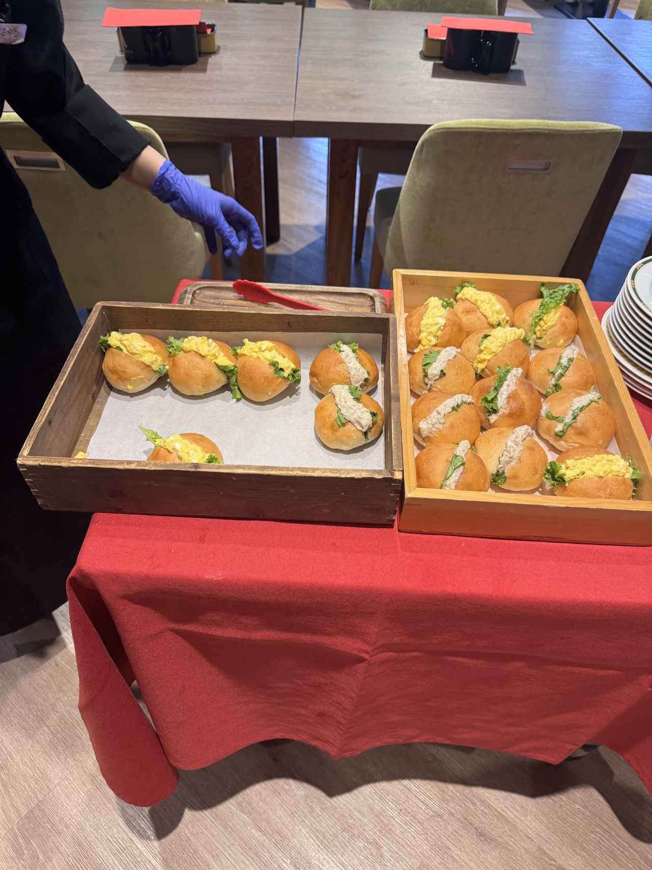 画像: ワゴンサービスで席まで、出来立てのエッグサンド、ツナサンドをデリバリーしてくえｒます。