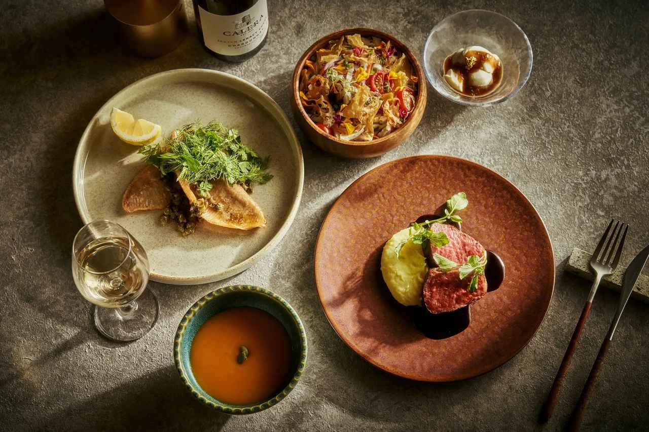 画像: ▲ディナーコースのー例／Fish（アカエイのムニエル）、Meat（⽜のロースト⾚ワインソース）をセレクト