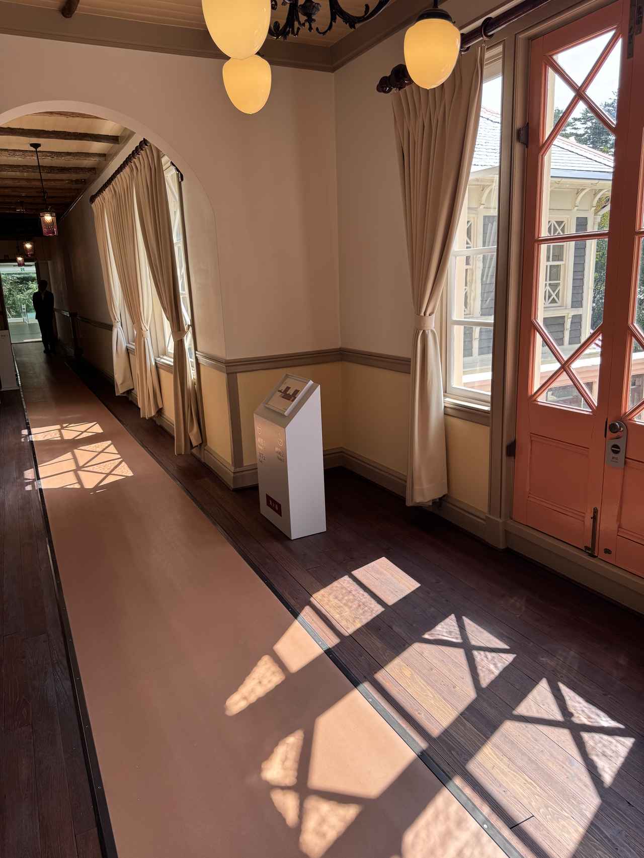 画像: 当時からのガラスと今回新たに入れなおしたガラスではできる影も異なります。