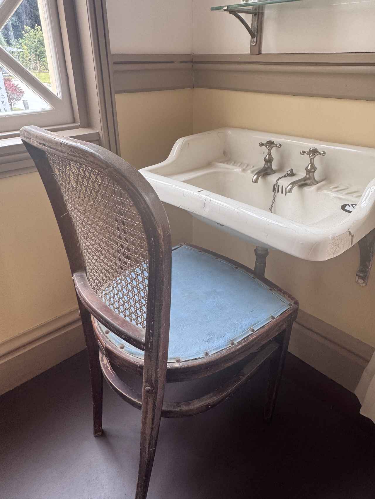 画像: 館のなかで一番古い現存する椅子