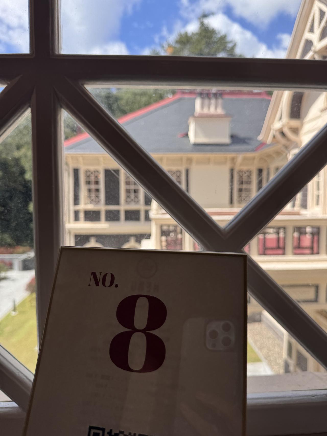 画像: おすすめは窓から建物がみえる8番席