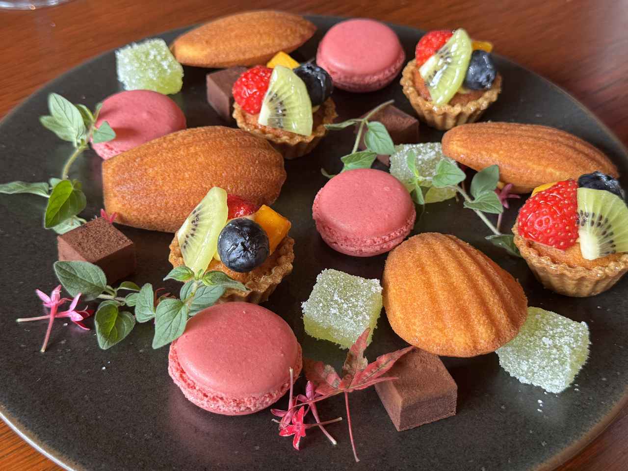画像: マカロン　マドレーヌ　タルトレット　パートドフリュイ　チョコレート