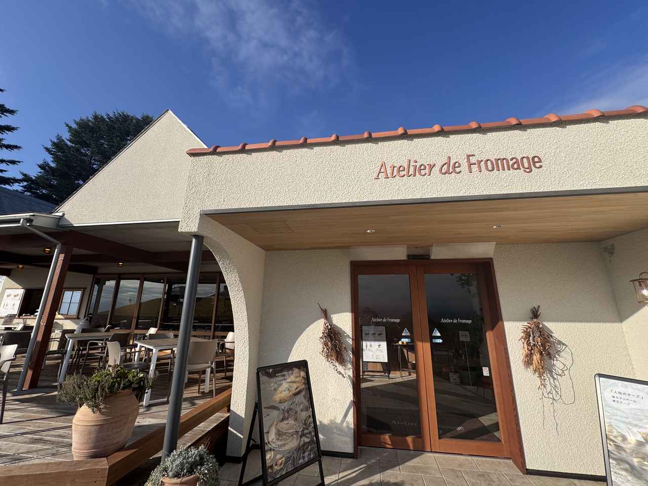 画像: カフェレストラン「森のチーズテラス」、ショップ