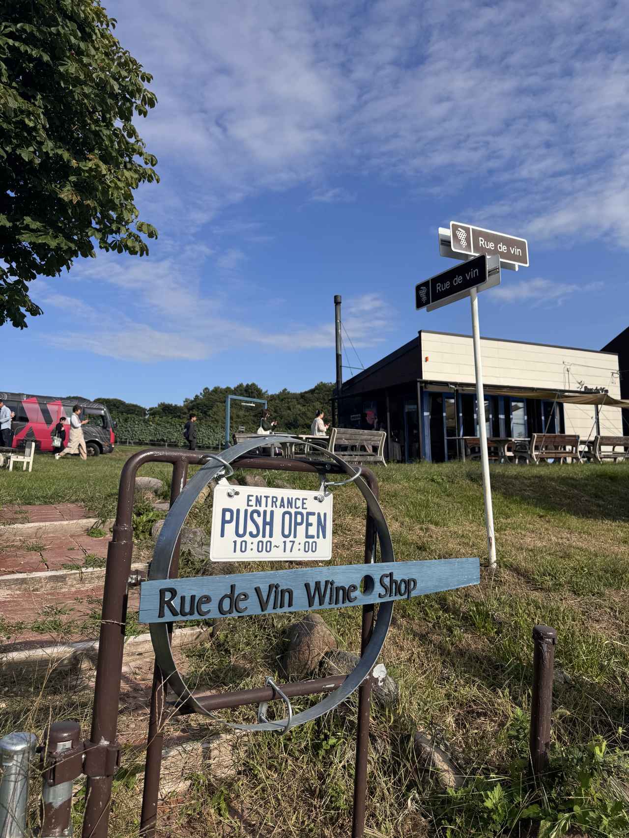 画像: 樽を使った案内板などすべて小山氏の手作り