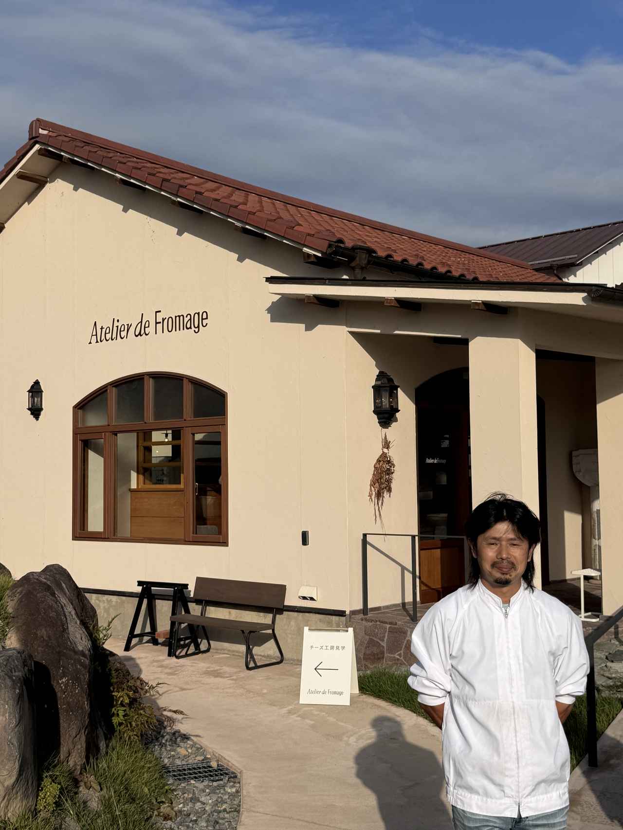 画像: チーズ製造・熟成責任者の塩川和史氏