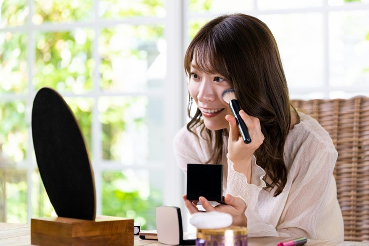 画像: 就活・転職の証明写真用のメイクをする時は、肌馴染みの良い色を選び、カラーの系統を統一してきちんとした印象に仕上げましょう！ ※イメージ