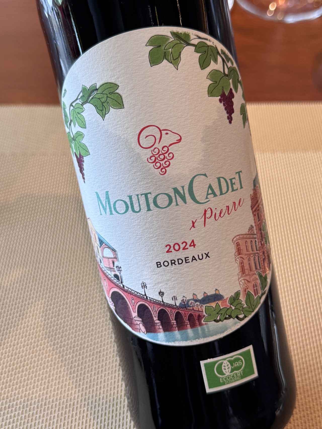 画像: 商品名：ムートン・カデ・ルージュ・オーガニック・バイ・ピエール （英語名：MOUTON CADET RED ORGANIC BY PIERRE） ・容量：750ml　・アルコール度数：12.5度 ・希望小売価格：2,200円（税込） ・発売日：2025年9月1日（月） ・品種: メルロー主体 ・認証: AB（フランス有機農業）認証、ビーガン認証 ・取り扱い：全国のワインショップ・エノテカ、エノテカ・オンライン www.enoteca.co.jp