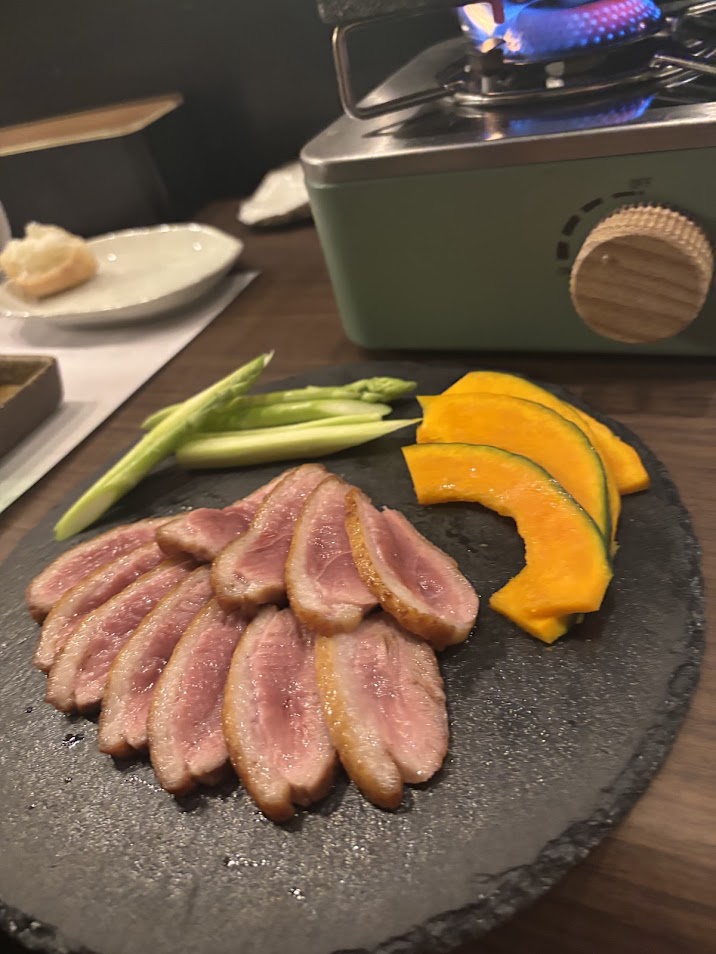 画像1: 本日のメインは鴨と旬野菜の溶岩焼き