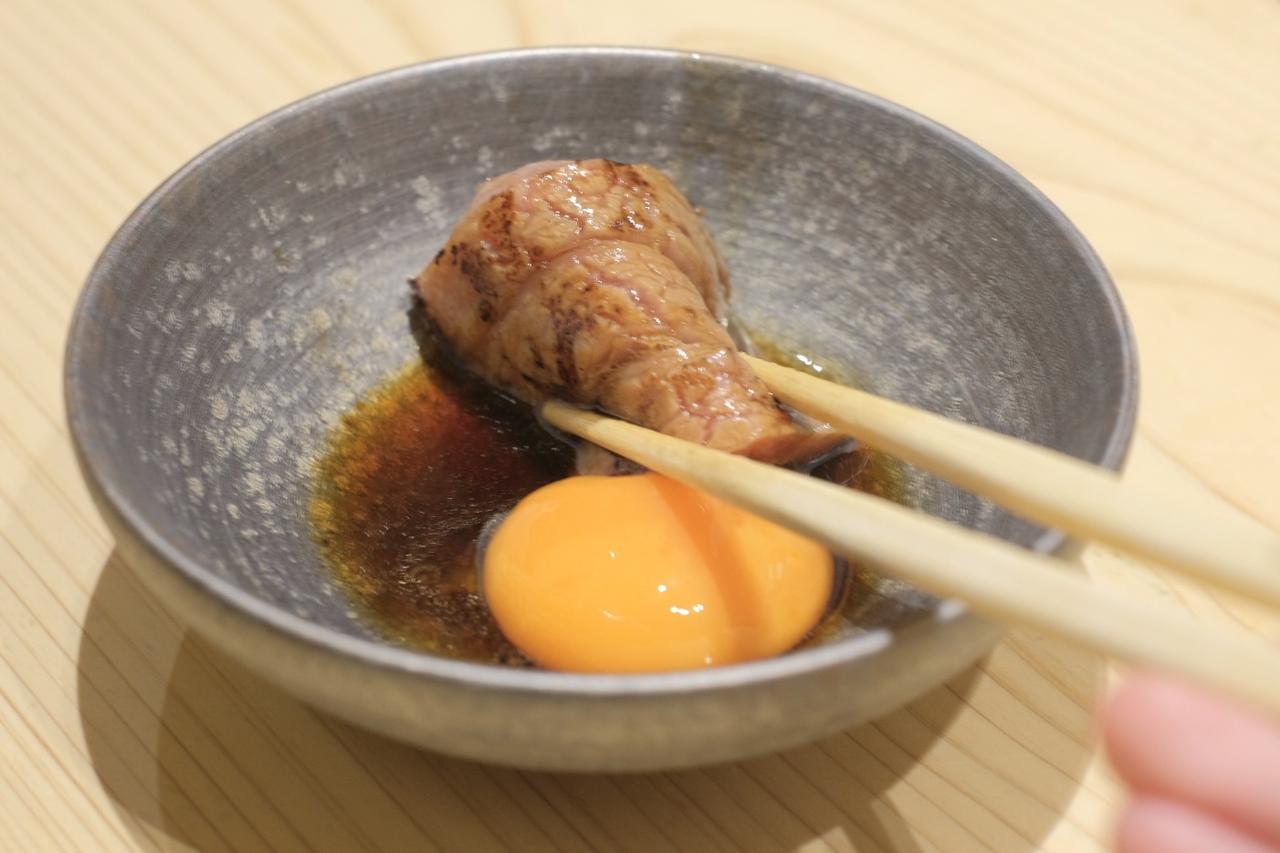 画像: 上カルビをすき焼き風で