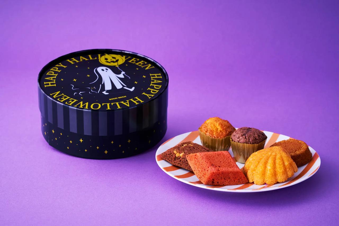 画像: ハロウィン BOX(L) 【価格】税込¥1,323(本体価格¥1,225) ミニトリュフケーキ、ガトー・シブーストミニ ヌーヴェルガレット(チョコ) いちごバターケーキ、メープルアーモンドケーキ マドレーヌ 各1個 一番人気のトリュフケーキをミニサイズにした 味の異なる焼菓子をハロウィン限定BOXに詰め込みました。