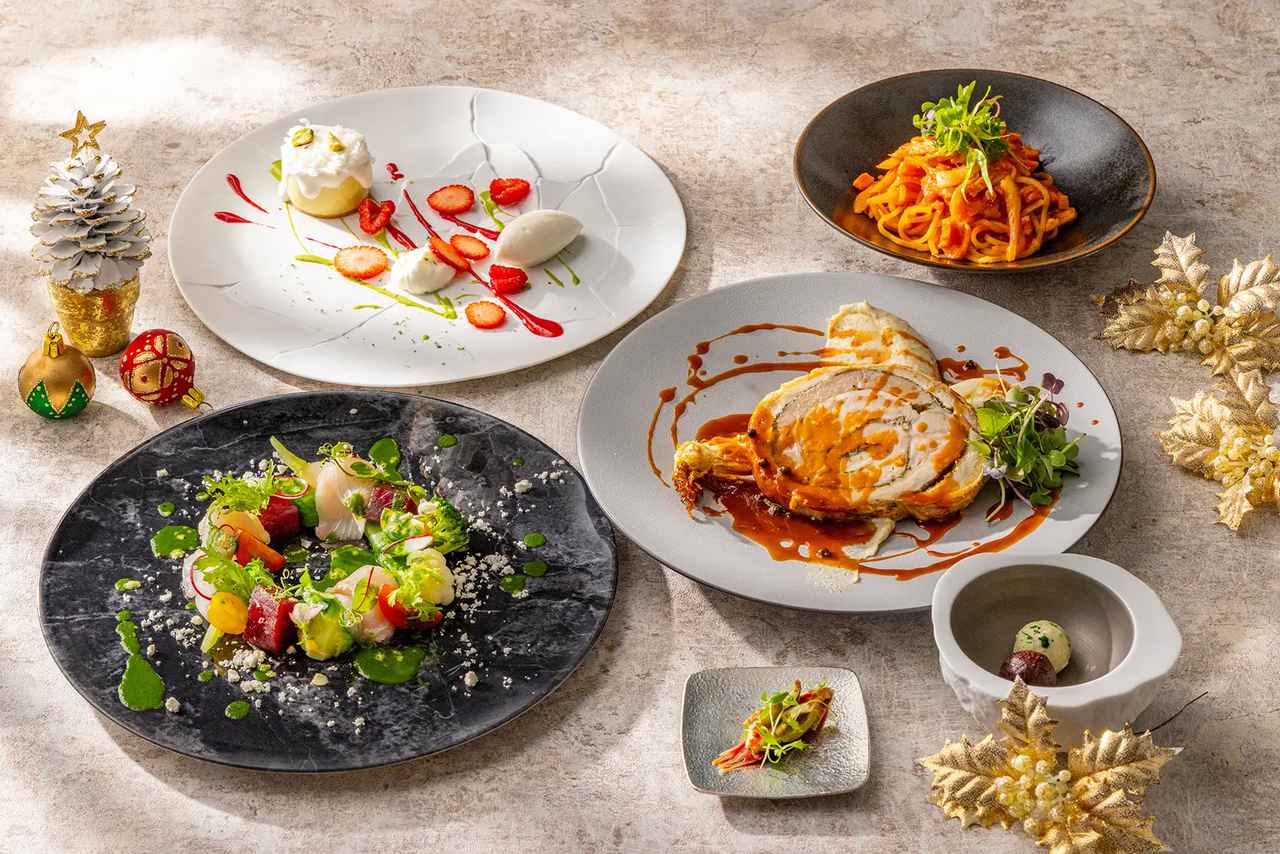 画像: クリスマスブランチ  新鮮な魚介や季節野菜を使った彩り豊かな前菜。 こだわりのグリル料理や多彩な メインディッシュから、お好みの品をお選び頂けます。 シャンパンを含む乾杯ドリンク付きのコースもおすすめです。  選べる乾杯ドリンク　下記から一杯お選びください。 - シャンパン - スパークリングワイン - 白ワイン フレンチタッチ シャルドネ - 赤ワイン フレンチタッチ メルロー - ロゼワイン フレンチタッチ グルナッシュ - アサヒ プレミアム生ビール 熟撰 - ソフトドリンク各種