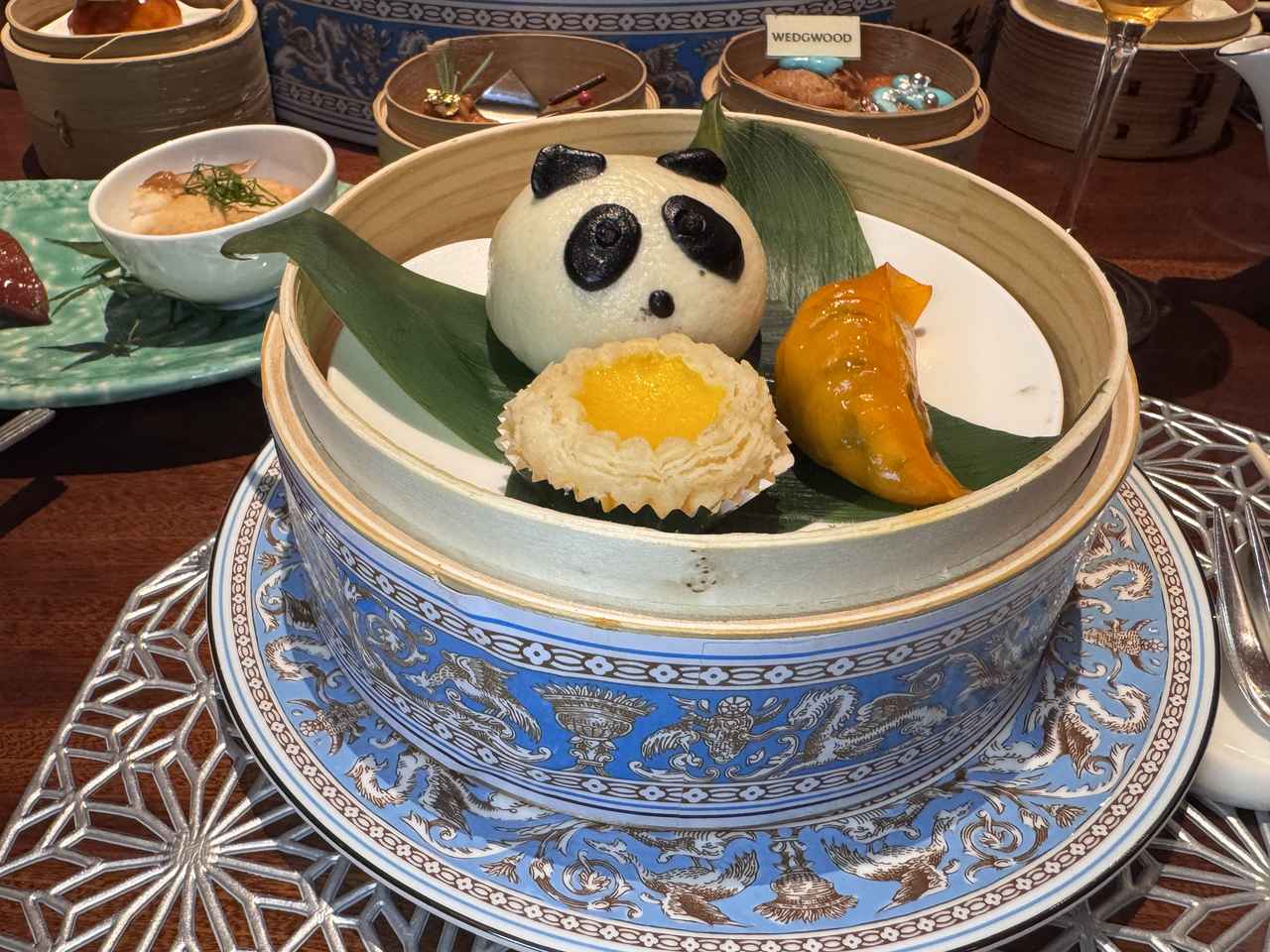 画像: パンダ饅頭、エッグタルト、ニラと海老入り蒸し餃子