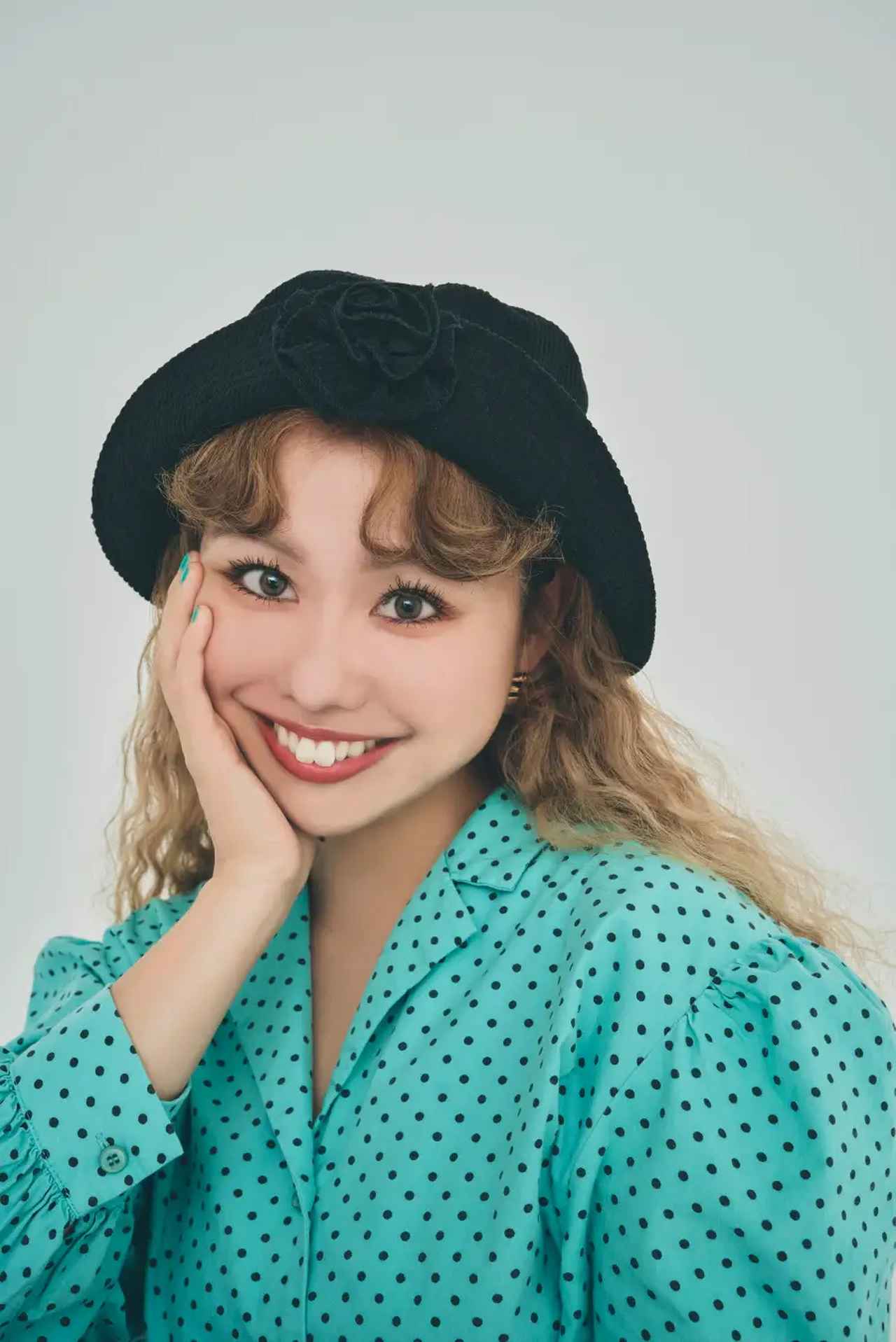 画像: 【pecoさん プロフィール】 タレント・ブランドプロデューサー。1995年6月30日生まれ、大阪府出身。 原宿系ファッションのカリスマ読者モデルとして10代を中心に絶大な人気を集め、パートナーのryuchellとバラエティ番組やTVCMに多数出演。 一児の母となった現在は育児や生活の様子を投稿したSNSが人気を博し、自身のアパレルブランド「Tostalgic Clothing」のデザイナー兼プロデューサーも務める。 2024年には第16回ベストマザー賞芸能部門を受賞し、出版した初のエッセイ「My Life」(祥伝社)は4万部を超えるヒット作品となった。