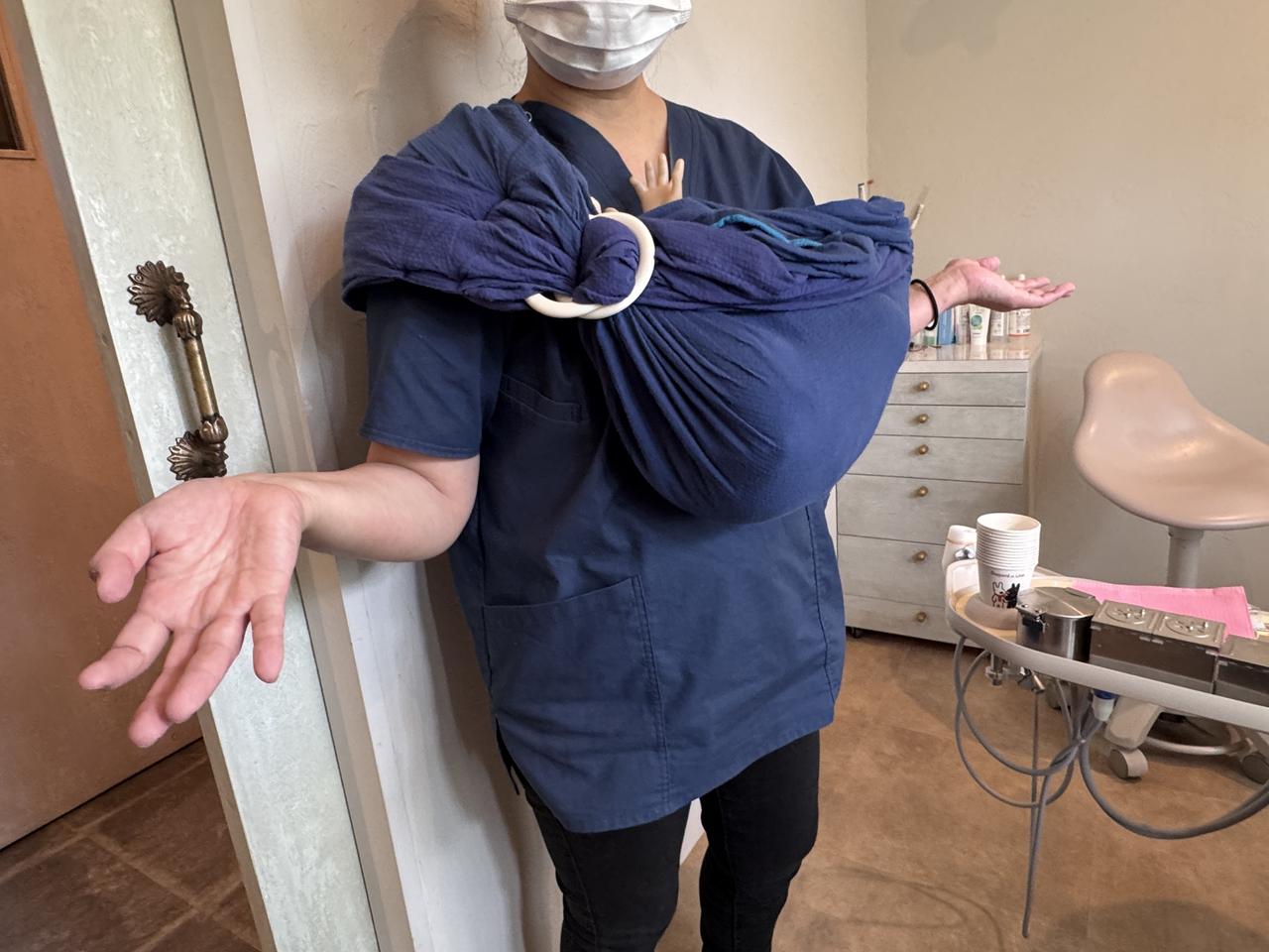 画像: 抱っこ紐を上手に使えば両手もあいて便利