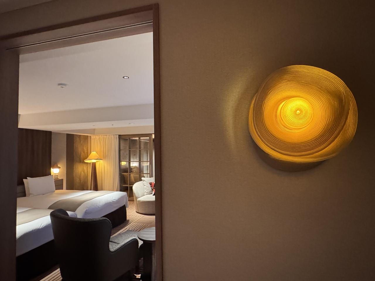 画像: 温かみを感じるオレンジの灯り