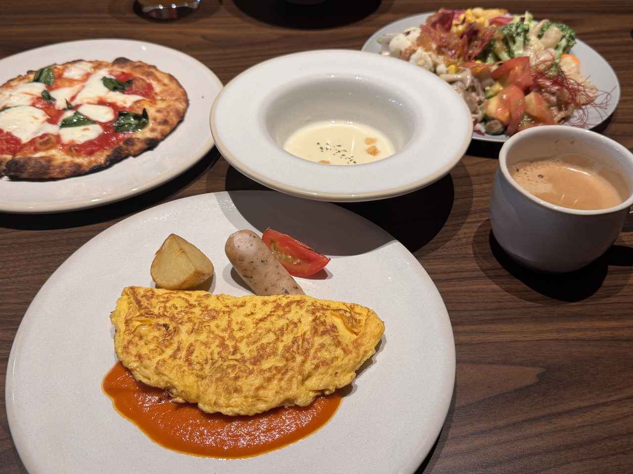 画像: 朝食は、メインが選べるハーフブッフェスタイル