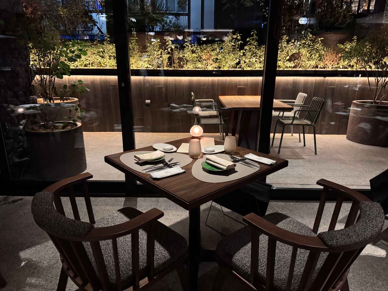 画像: テラス席をのぞむテーブル席