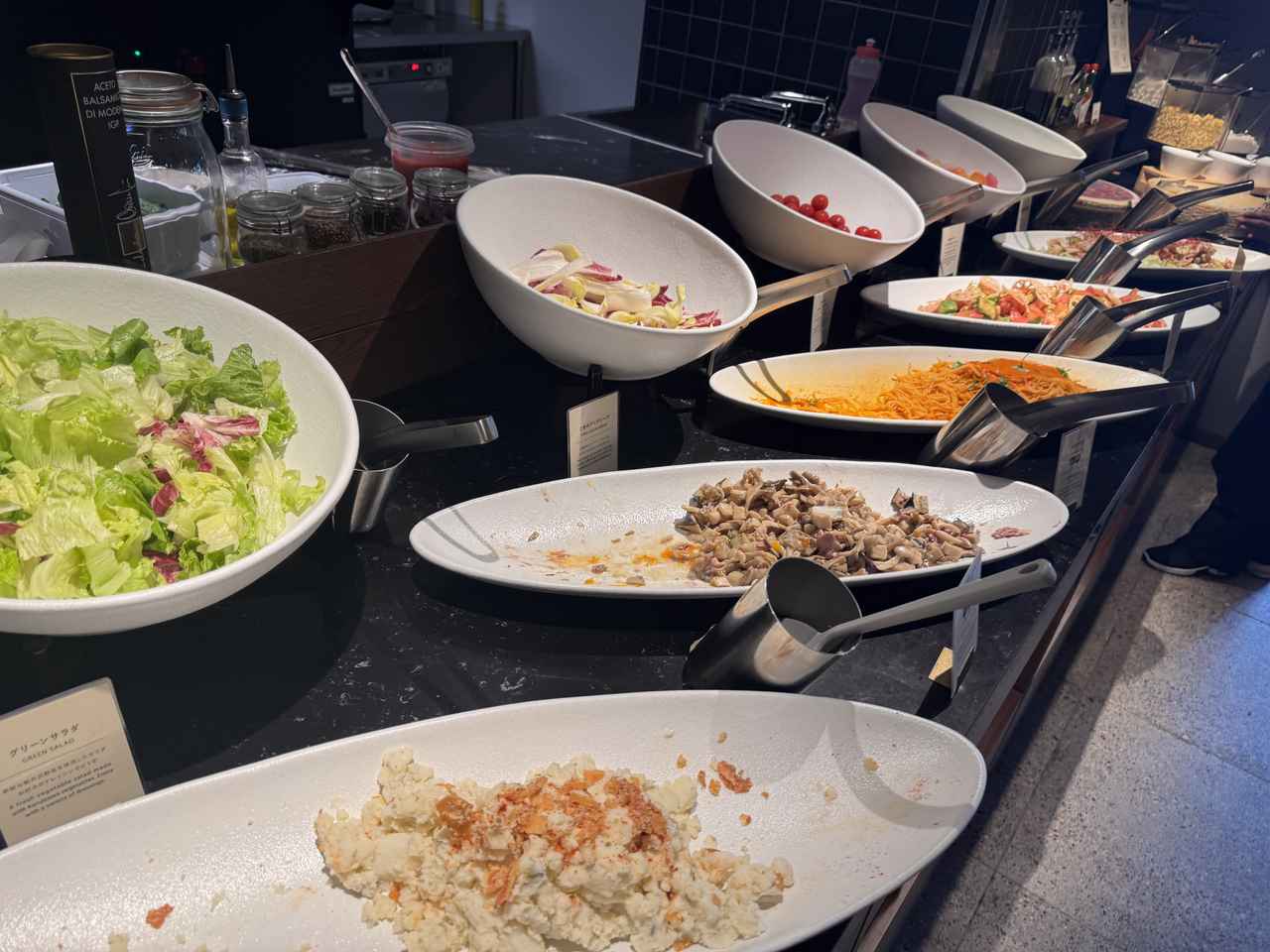 画像: 種類豊富なブッフェ