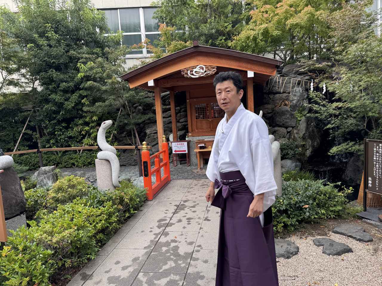 画像: 蛇窪神社で願いを込める—白蛇の神秘に触れる特別参拝