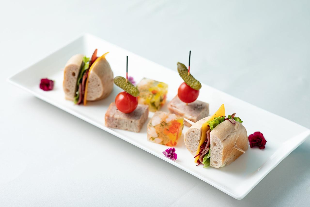 画像: ホリデーシーズンならではの“七面鳥のパストラミとチーズのベーグルサンドなどセイボリーは3品ご用意