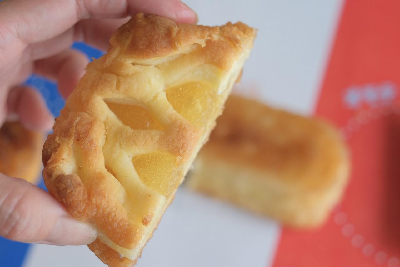 画像: 3種の中で私的イチオシのアップルパイタルト！パイとクイニーアマンも似ているようでやはりじゅわっと感が異なりますよね、「カリほろっ」という食感を楽しめる一品。りんごダイスたっぷりで食べ応えもあります◎