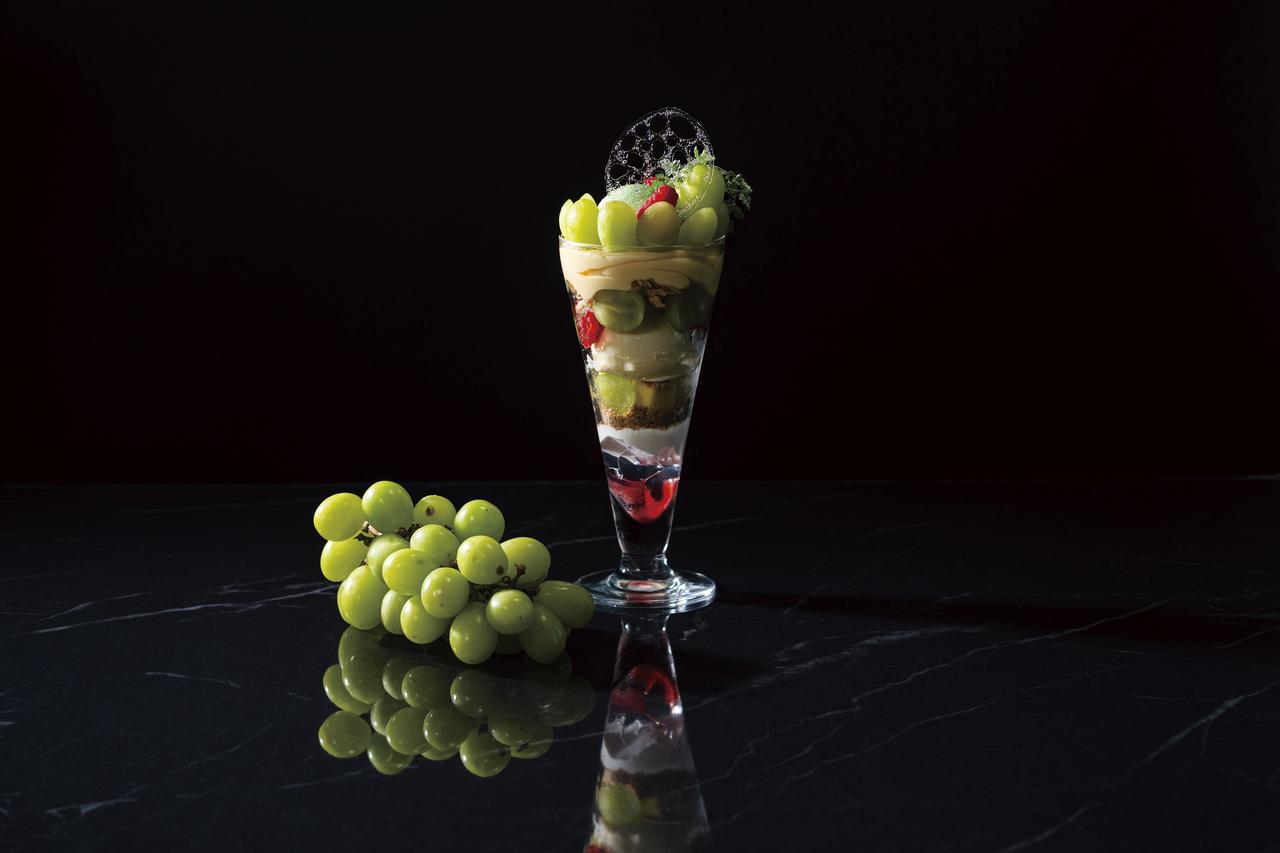 画像: パフェ活おすすめスポット誕生 「オータムパフェ」が新登場　～シャインマスカットがふんだんに使われた豪華な逸品～ -【公式】ザ ロイヤルパークホテル アイコニック 東京汐留 - 新橋駅より徒歩約3分 - 東京のホテル