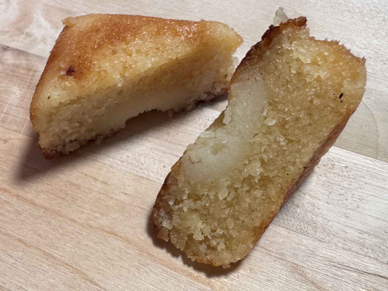 画像: 半分はそのまま、半分はトースターで温めていただきました。温めたほうが濃厚なチーズの香りがより広がります。ワインに合わせたくなるようなテイストに。