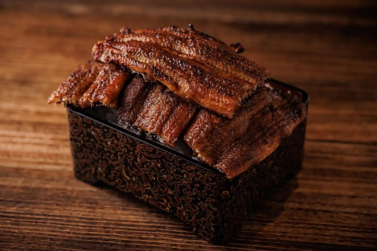 画像: 朝捌きたての鰻をその日のうちに串うちをして提供。こちらの商品は鰻を贅沢に2尾使用した「富士マウンテン重」ごはん600g